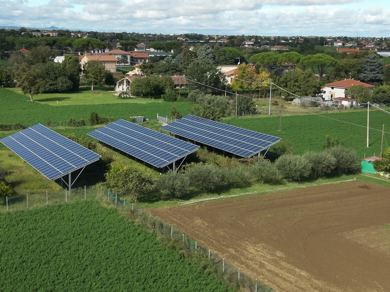 Vista aerea di un campo fotovoltaico